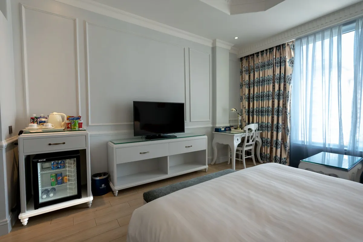 Hotel room with desk, kettle and storage