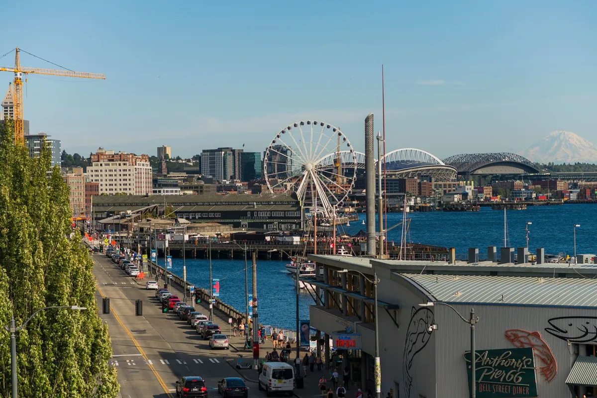 Seattle Great Wheel and waterfront skyline